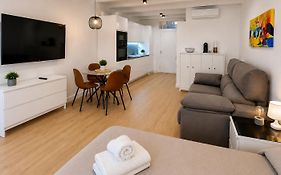 A H Rentals Picasso Apartamento